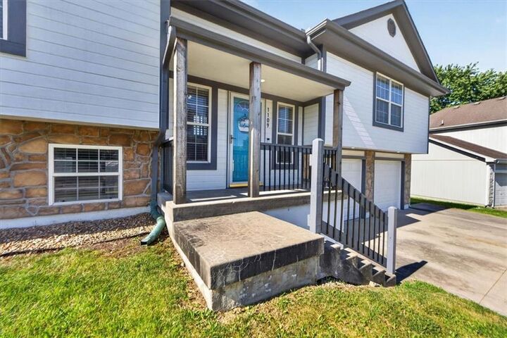 Property Photo:  1109 White Oak Court  MO 64083 