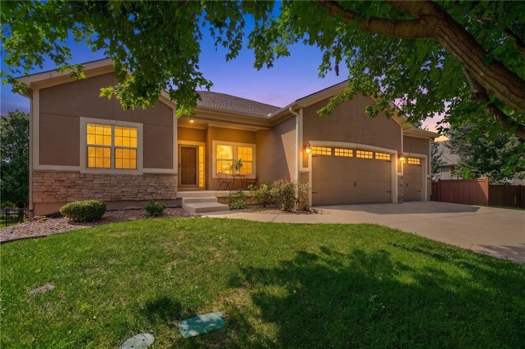 Property Photo:  18425 W 193 Terrace  KS 66083 