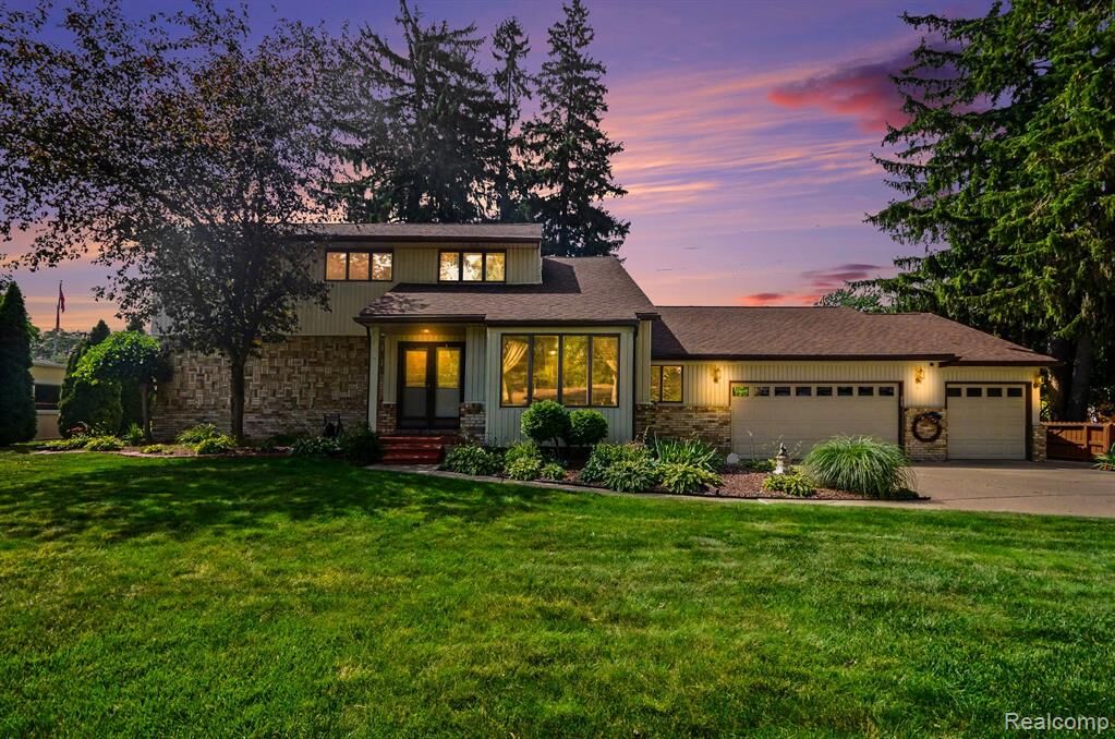 Property Photo:  52905 Heatherway Drive  MI 48316 3246 