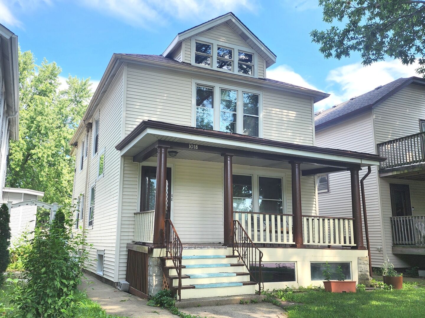 Property Photo: 1018 S Maple Avenue 2 IL 60304