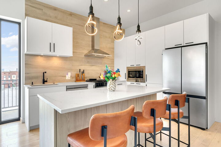 Property Photo: 2135 W Cermak Road 4N-Ph IL 60608
