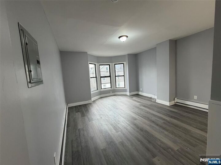 Property Photo:  25 Oak Street 2  NJ 07501 