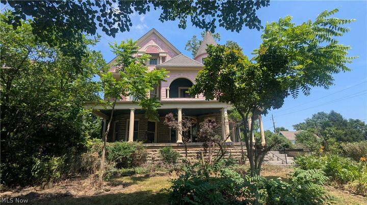 Property Photo: 204 Broadway Avenue OH 44504