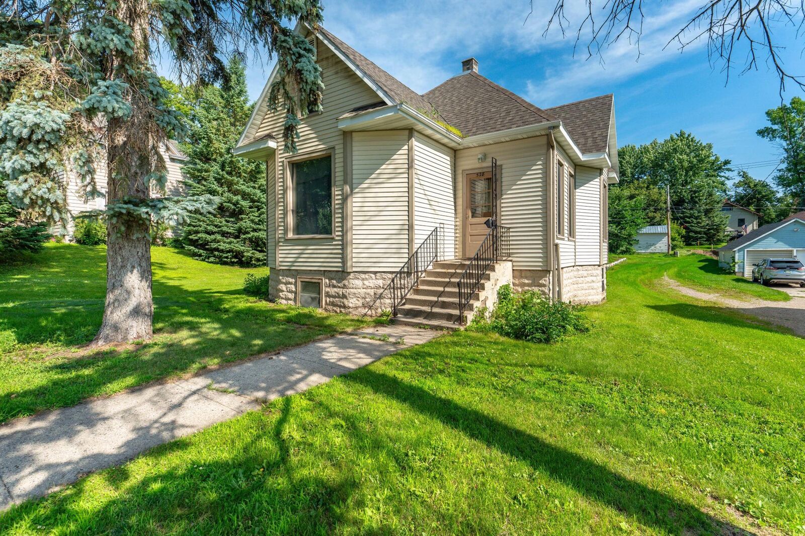 Property Photo: 528 W Summit Avenue MN 56537