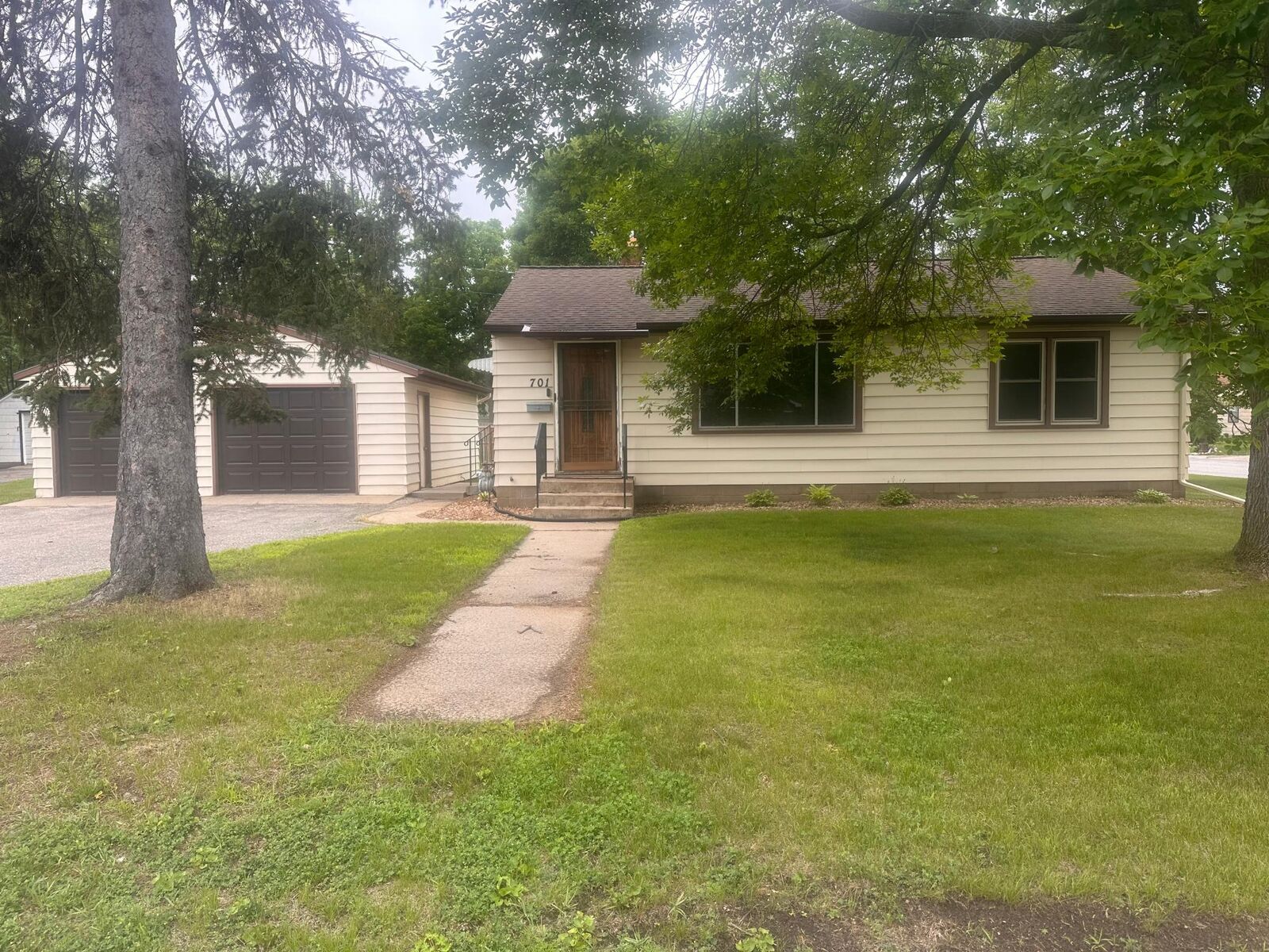 Property Photo:  701 Summit Avenue S  MN 56379 