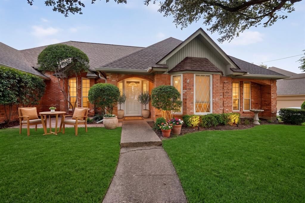 Property Photo: 3823 Rochelle Drive TX 76016