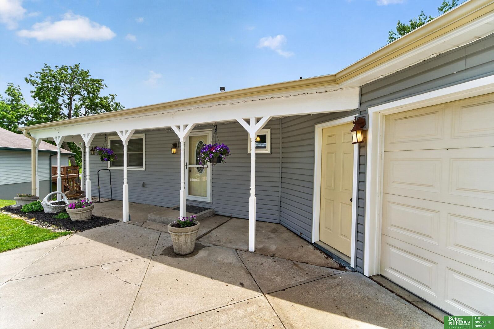 Property Photo: 807 Mohanna Place NE 68005