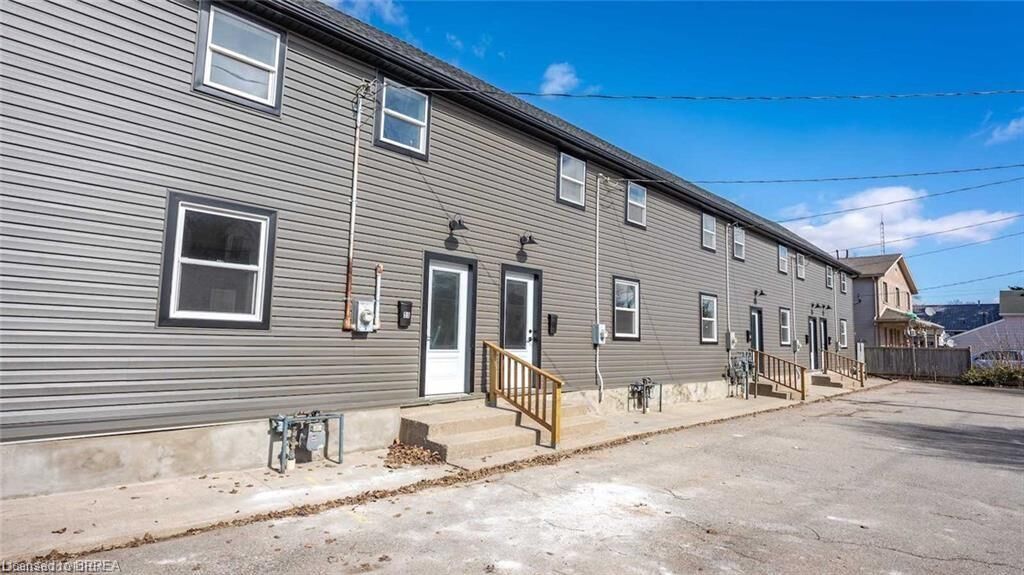 Photo de la propriété: 55 Winniett Street ON N3T 1M6