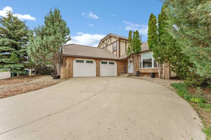 8 Ross View Bay SE — photo 1