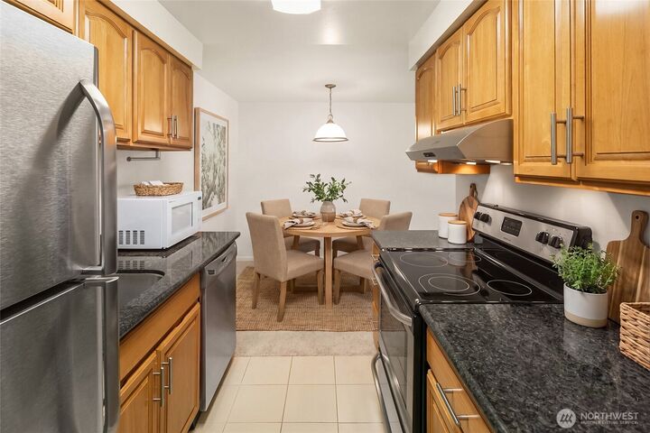 Property Photo: 11208 NE 68th 114 WA 98033
