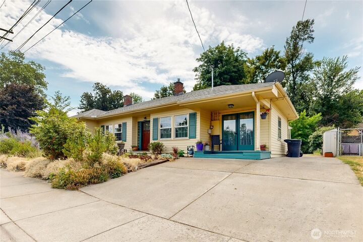 Property Photo:  1034  Hobson Street  WA 99362 