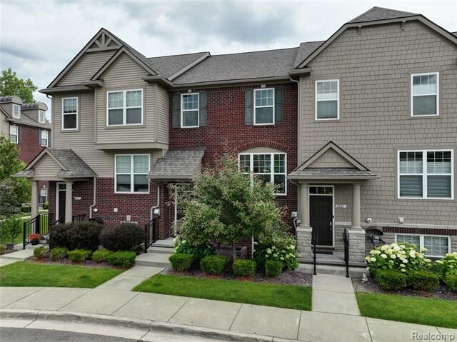 Property Photo:  2817 Hartwick Drive  MI 48307 