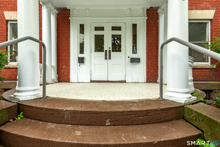 Property Photo:  350 Farmington Avenue  CT 06105 