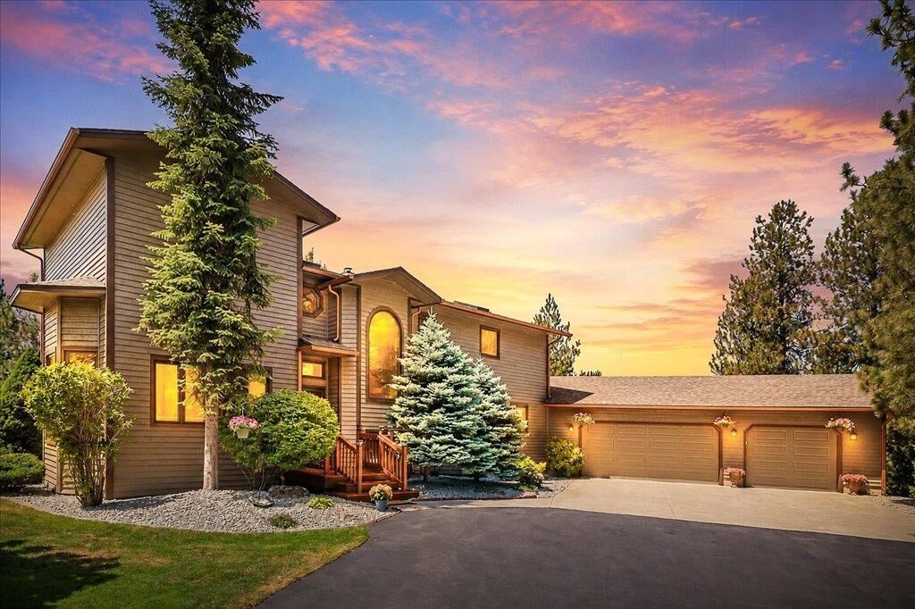 Property Photo: 8011 S Pineview Ln WA 99206