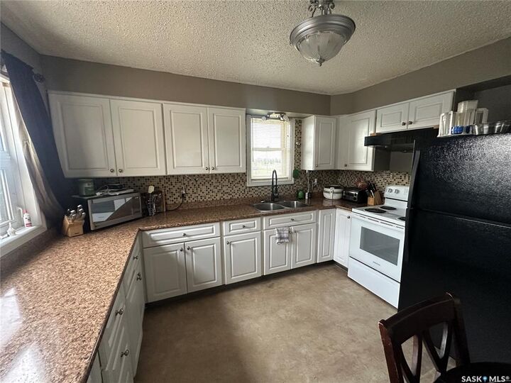 Property Photo: 102 9th Avenue SE SK S4H 1Z7