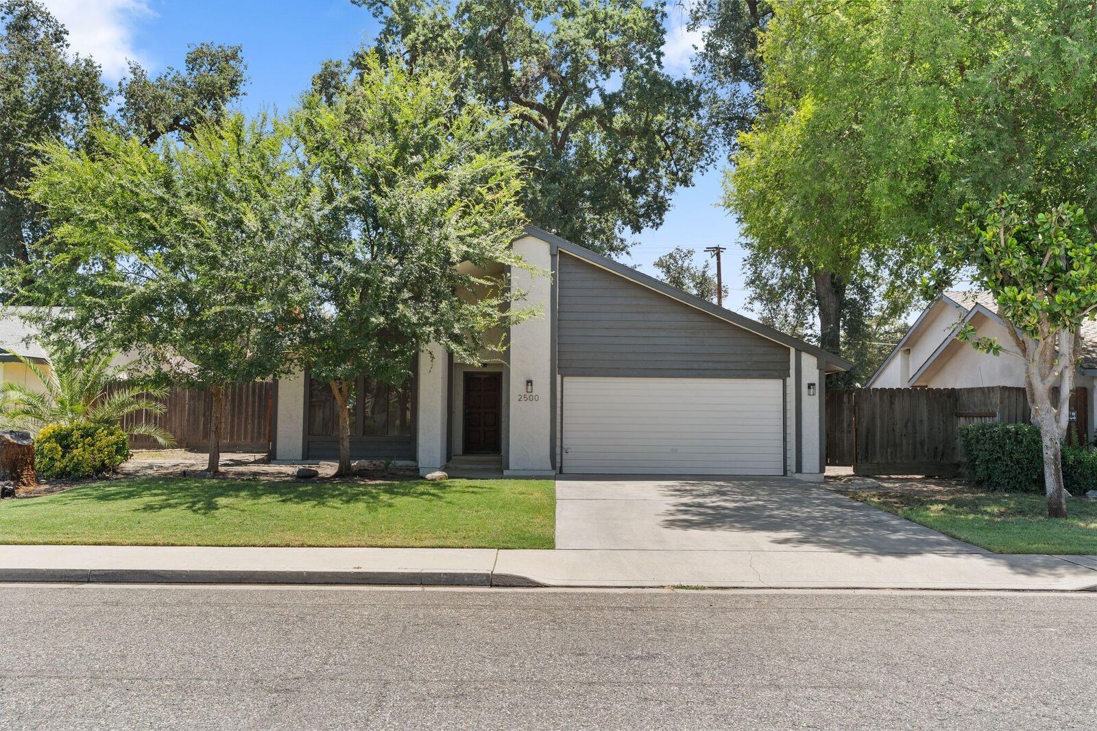 Property Photo:  2500 N Charter Oak Court  CA 93292 