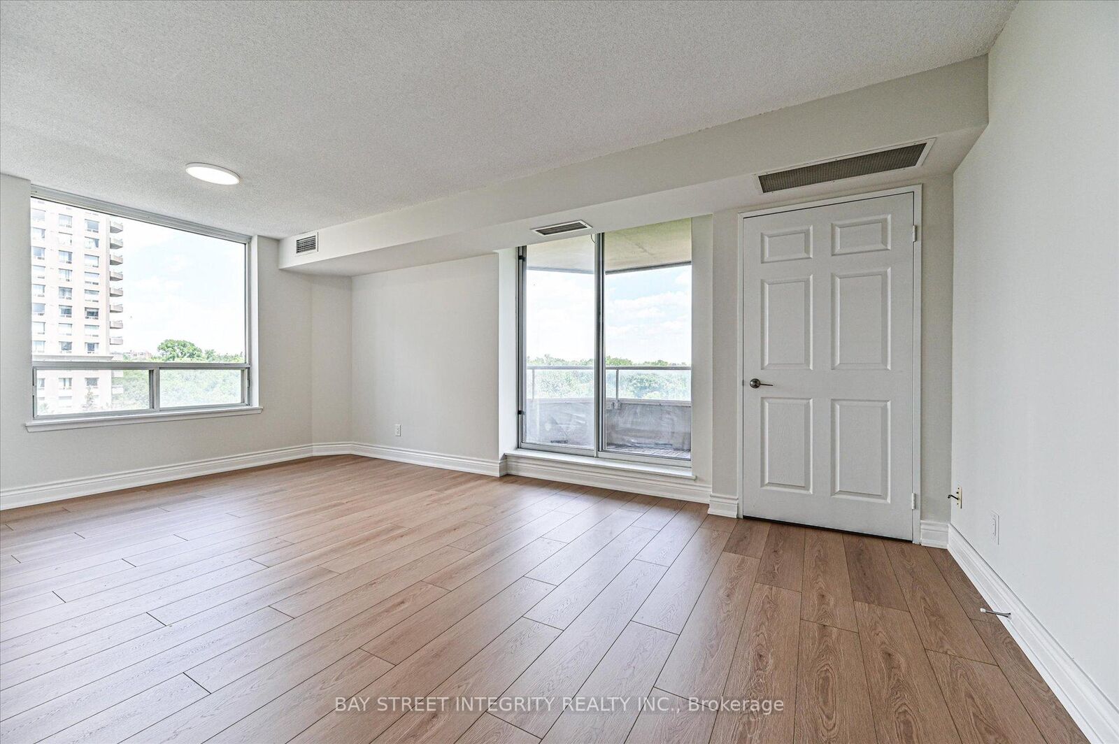 Property Photo: 18 Hillcrest Avenue 602 ON M2N 6T5