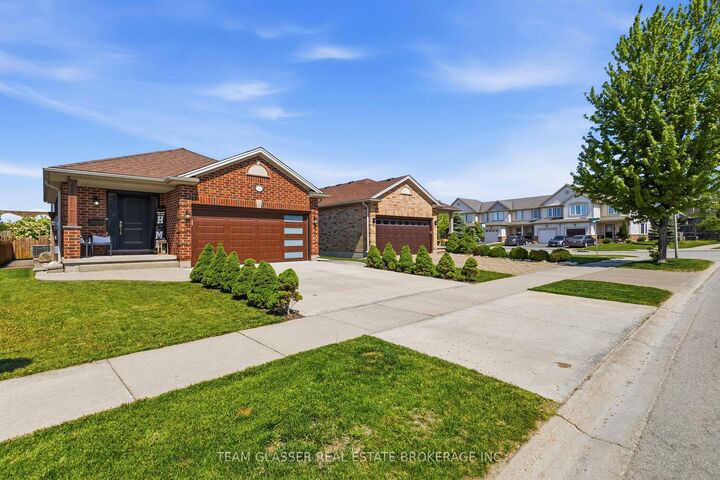 Photo de la propriété:  2334 Meadowgate Boulevard  ON N6M 1L6 