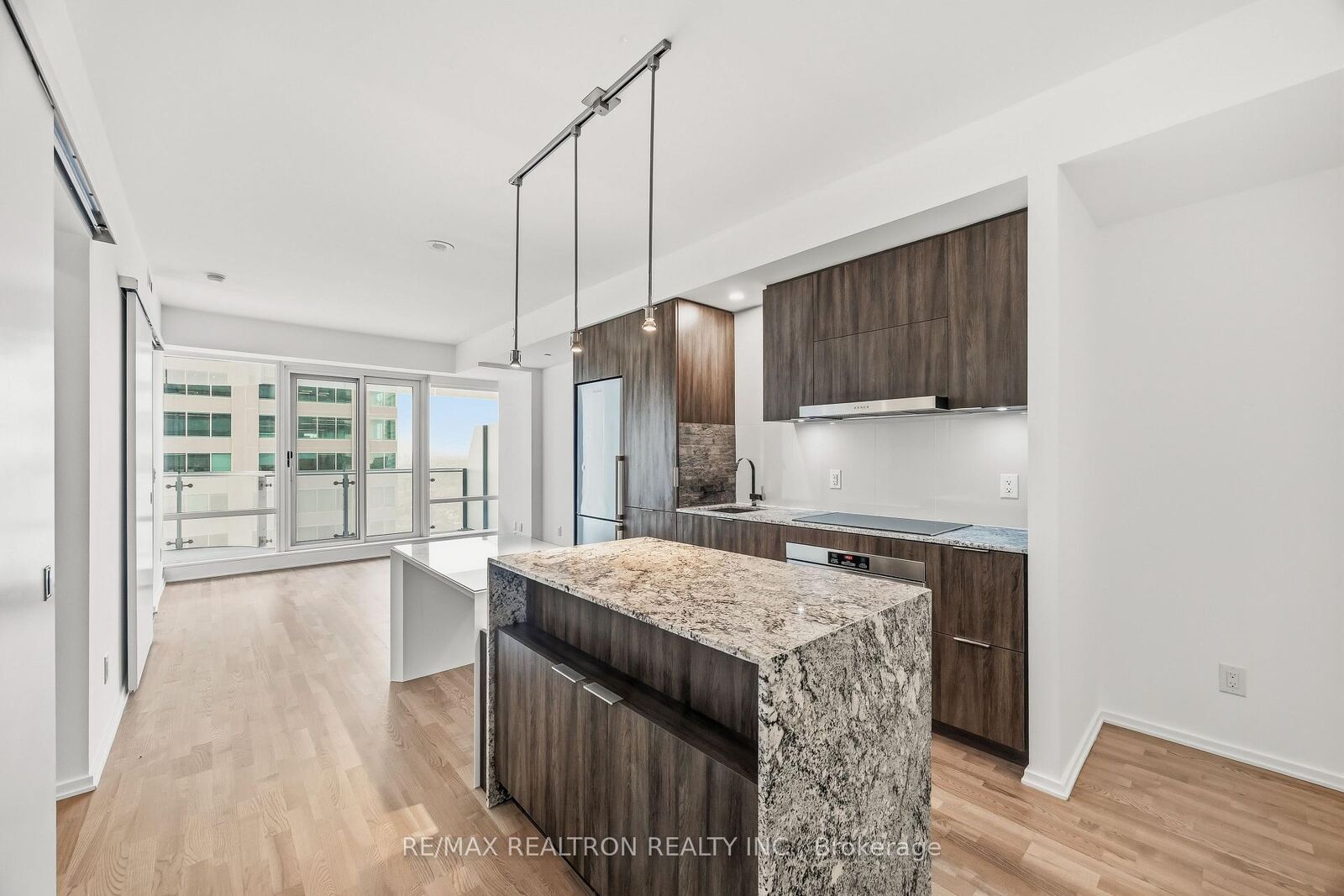 Property Photo:  1 Bloor Street E 3211  ON M4Y 2Z1 