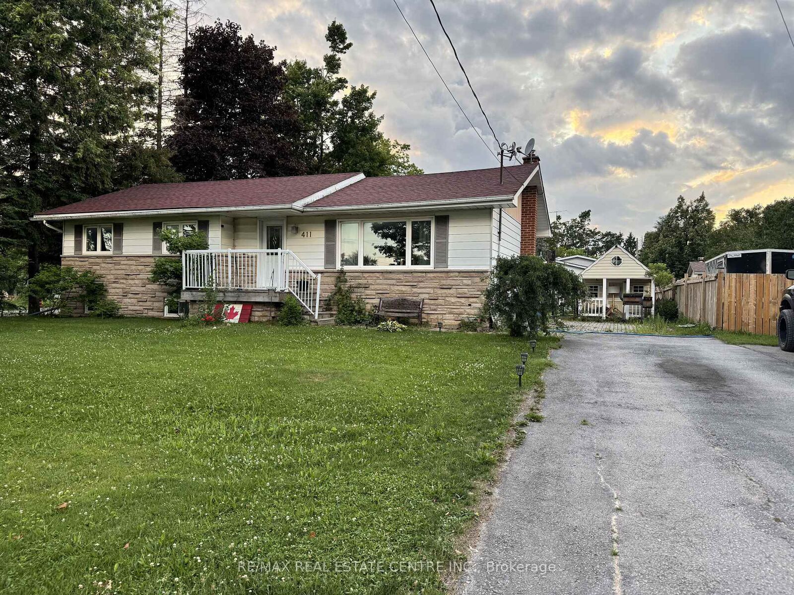 Property Photo:  411 Main Street W  ON N0C 1B0 