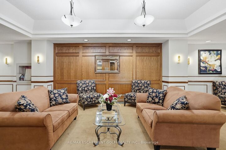 Property Photo: 7 Gale Crescent B3 ON L2M 7M8