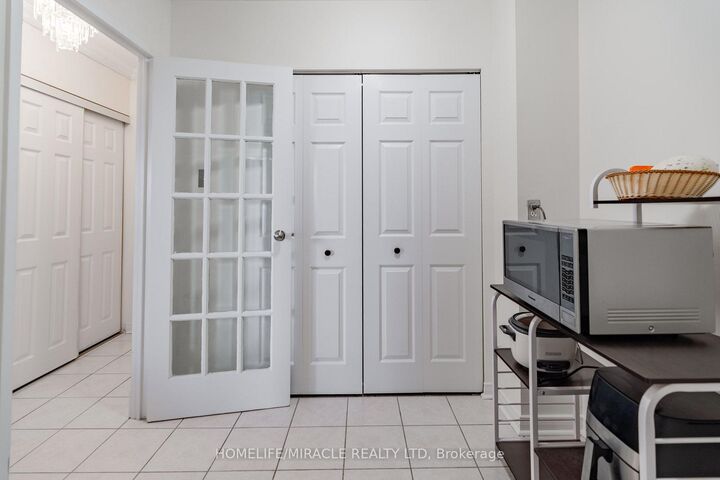 Property Photo:  3025 Queen Frederica Drive 807  ON L4Y 3A1 