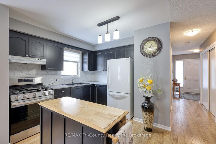 Property Photo:  33 Wilkins Crescent  ON N4G 5M6 