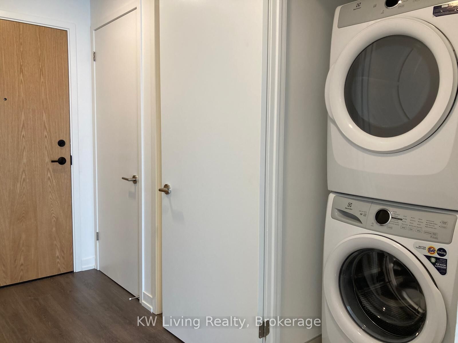 Property Photo:  8 Beverley Glen Boulevard 611  ON L4J 0L5 