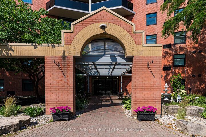 Property Photo: 9 Bonheur Court 905 ON N3P 1Z5