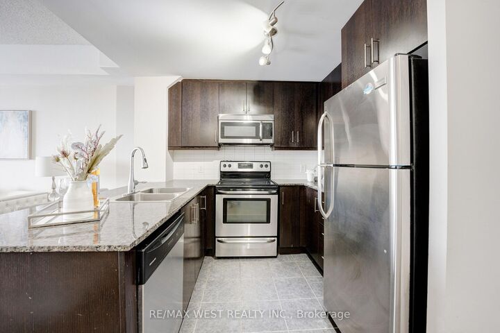 Property Photo:  15 James Finlay Way 627  ON M3M 0B3 
