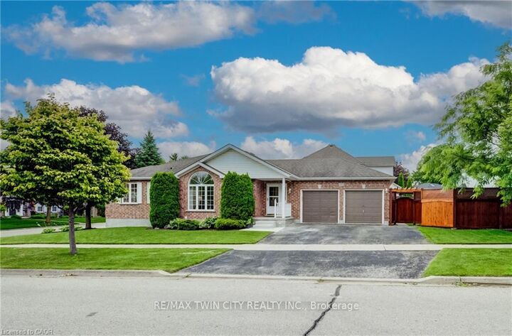 Property Photo:  27 Chandos Drive  ON N2A 3C2 