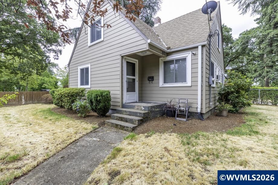 Property Photo: 1810 Lee St SE OR 97302
