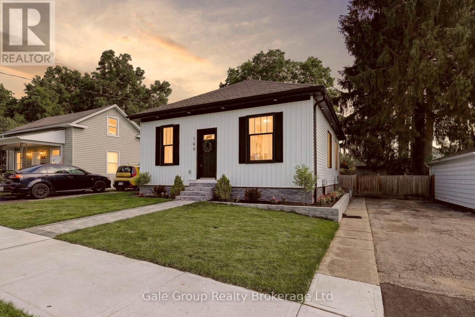 Property Photo:  160 John Street  ON N5C 3G2 