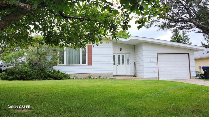 Property Photo: 36 Magnacca Crescent MB R7B 2N9