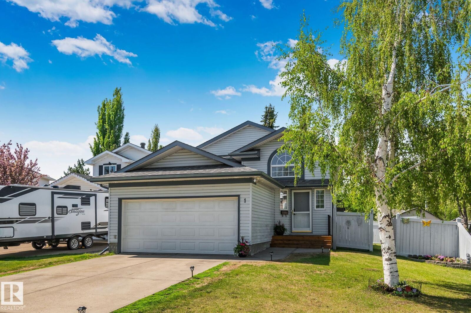 Property Photo: 1 Hunt Court AB T8N 6P8