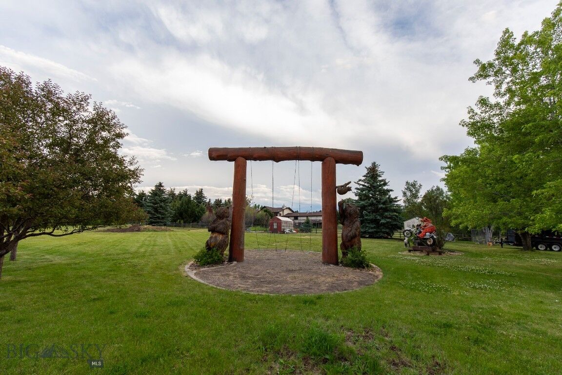 Property Photo:  