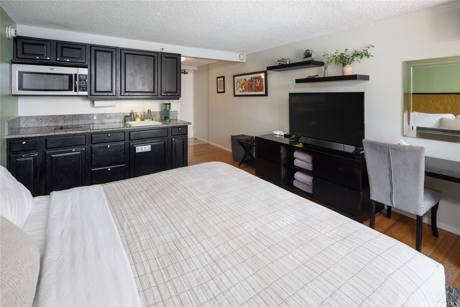 Property Photo:  445 Seaside Avenue 815  HI 96815 