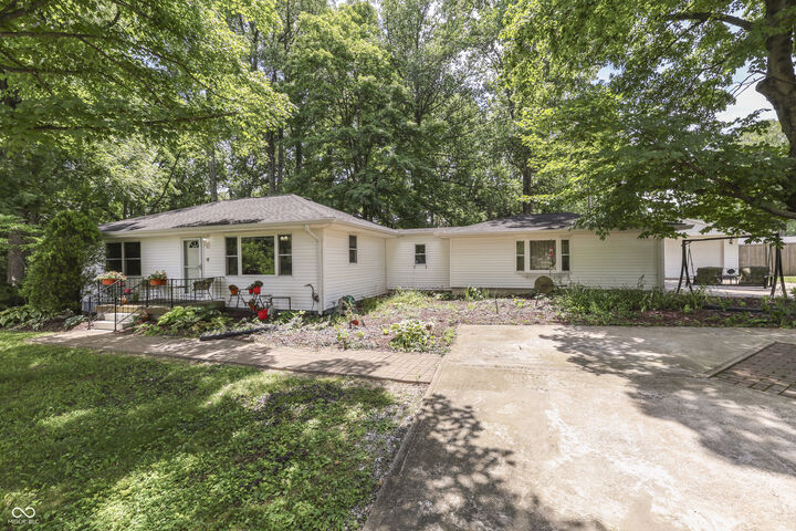 Property Photo: 5621 W Smokey Row Road W IN 46143