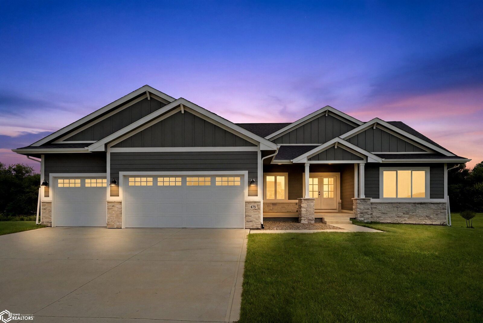 Property Photo:  475 SE Walnut Woods Drive  IA 50265 