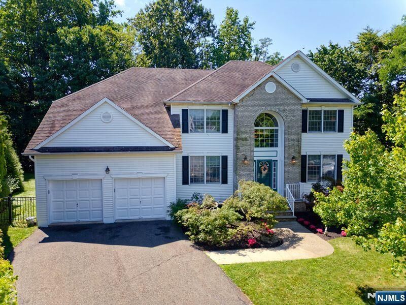 Property Photo:  6 McCune Court  NJ 07052 