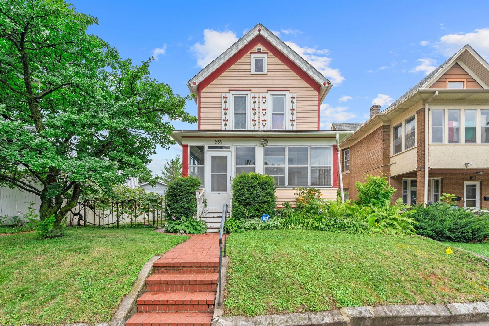Property Photo: 689 Oakdale Avenue MN 55107