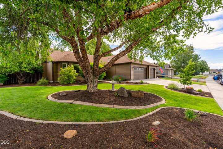 Property Photo: 1922 NW Wildflower Place OR 97756