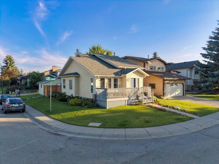 Property Photo:  128 Sunvale Crescent SE  AB T2X 2S5 
