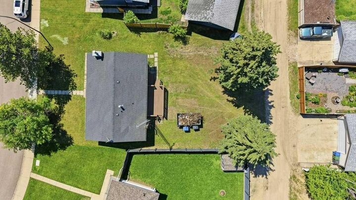 Property Photo:  6 Onlsow Square  AB T4N 5C6 