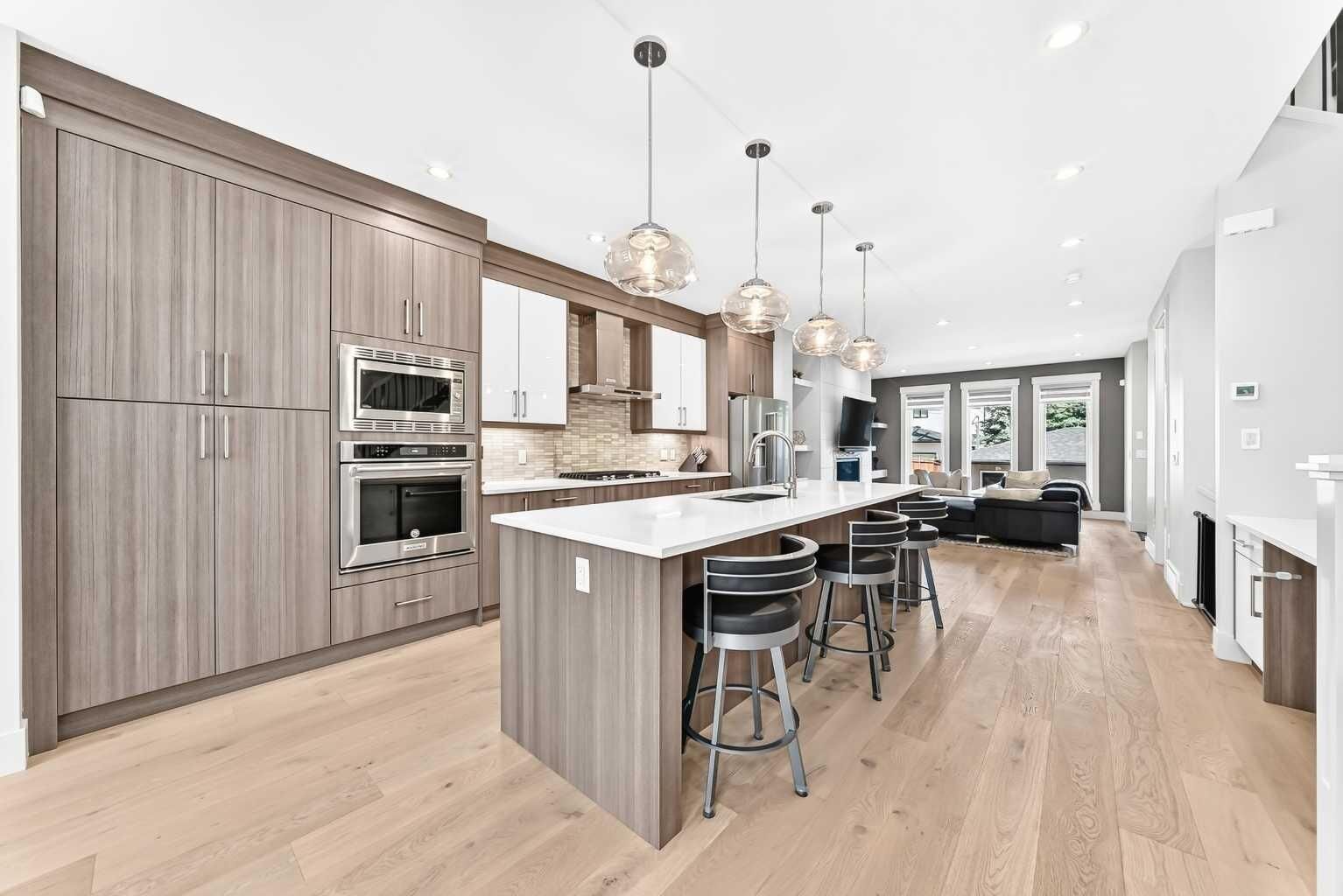 Property Photo:  218 26 Avenue NW  AB T2M 2C9 