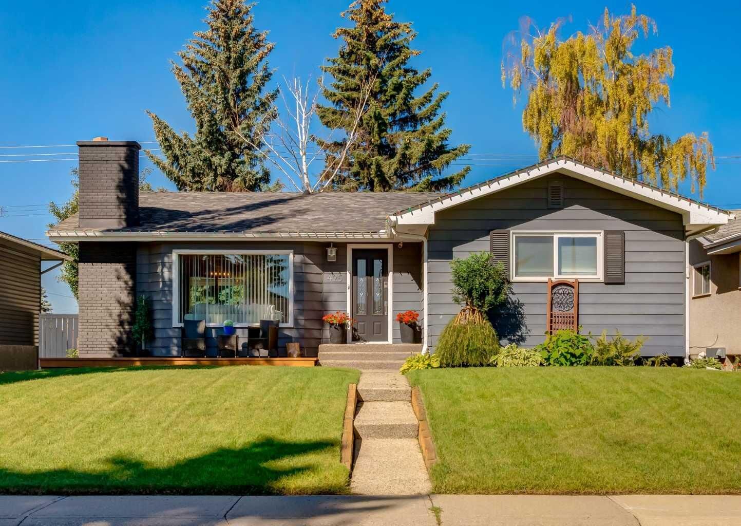 Property Photo:  425 Woodland Crescent SE  AB T2J 1J7 