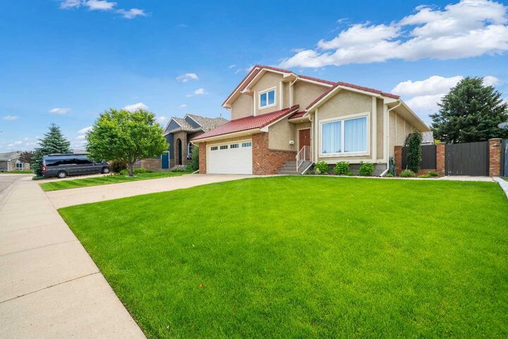 11 Taylor Crescent SE — photo 1