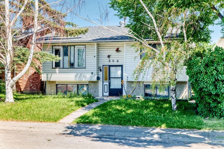 Property Photo:  208 Temple Close NE  AB T1Y 3B6 