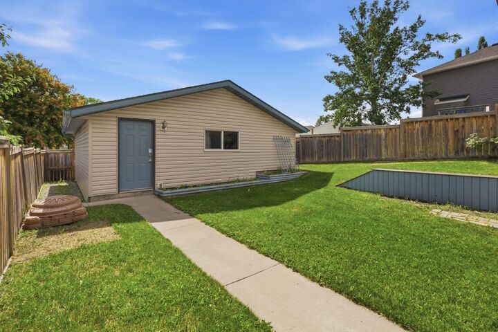 Property Photo:  241 Somerside Close SW  AB T2Y 4B6 