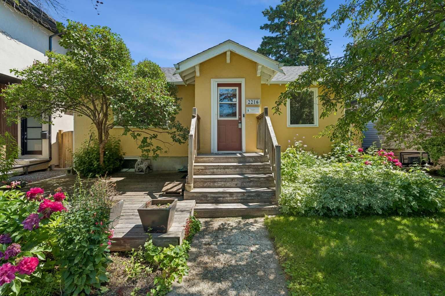 Property Photo:  2216 26 Street SW  AB T3E 2A5 